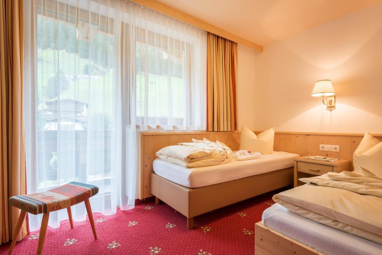 Hotel Pinzger トゥクス エクステリア 写真