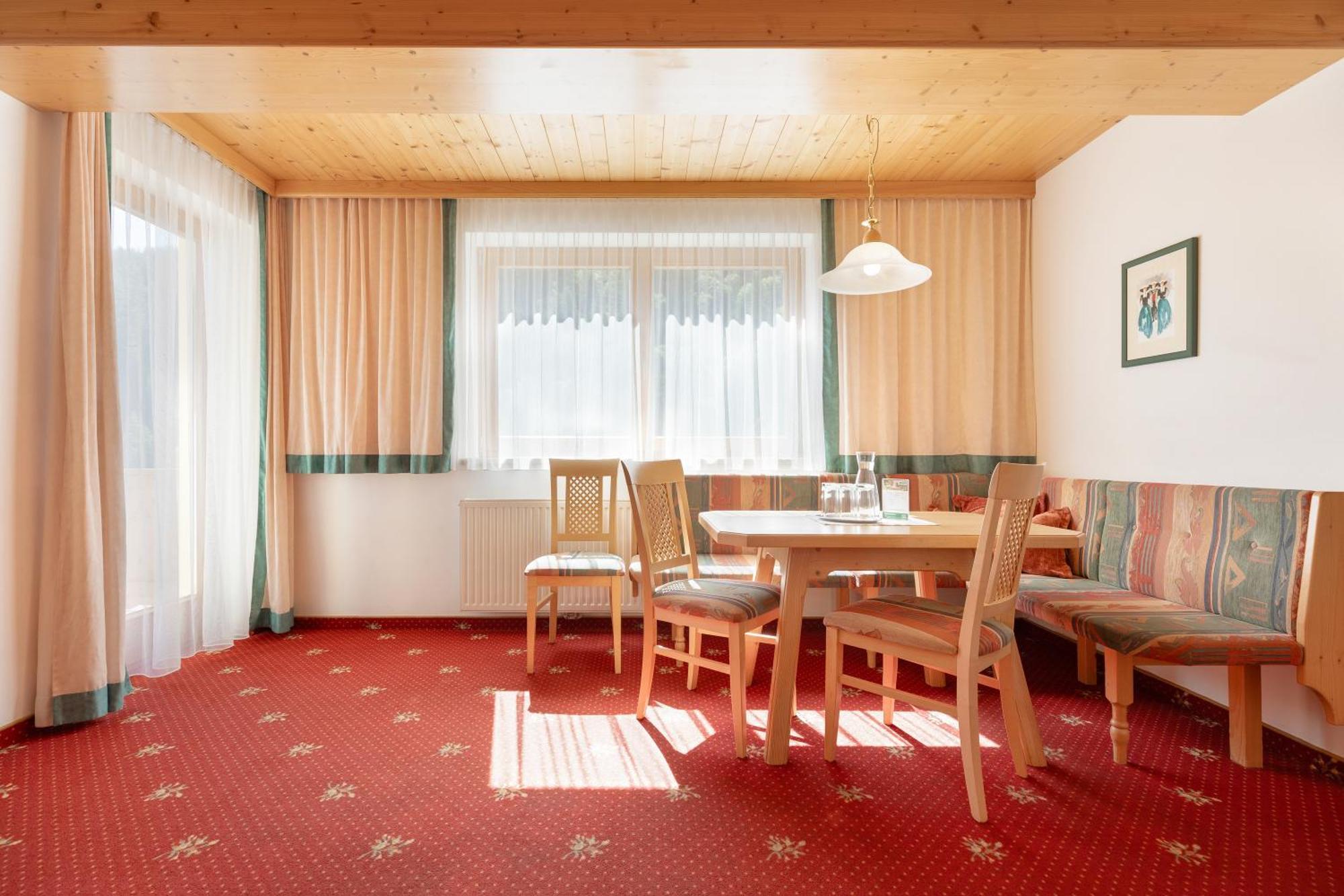 Hotel Pinzger トゥクス エクステリア 写真