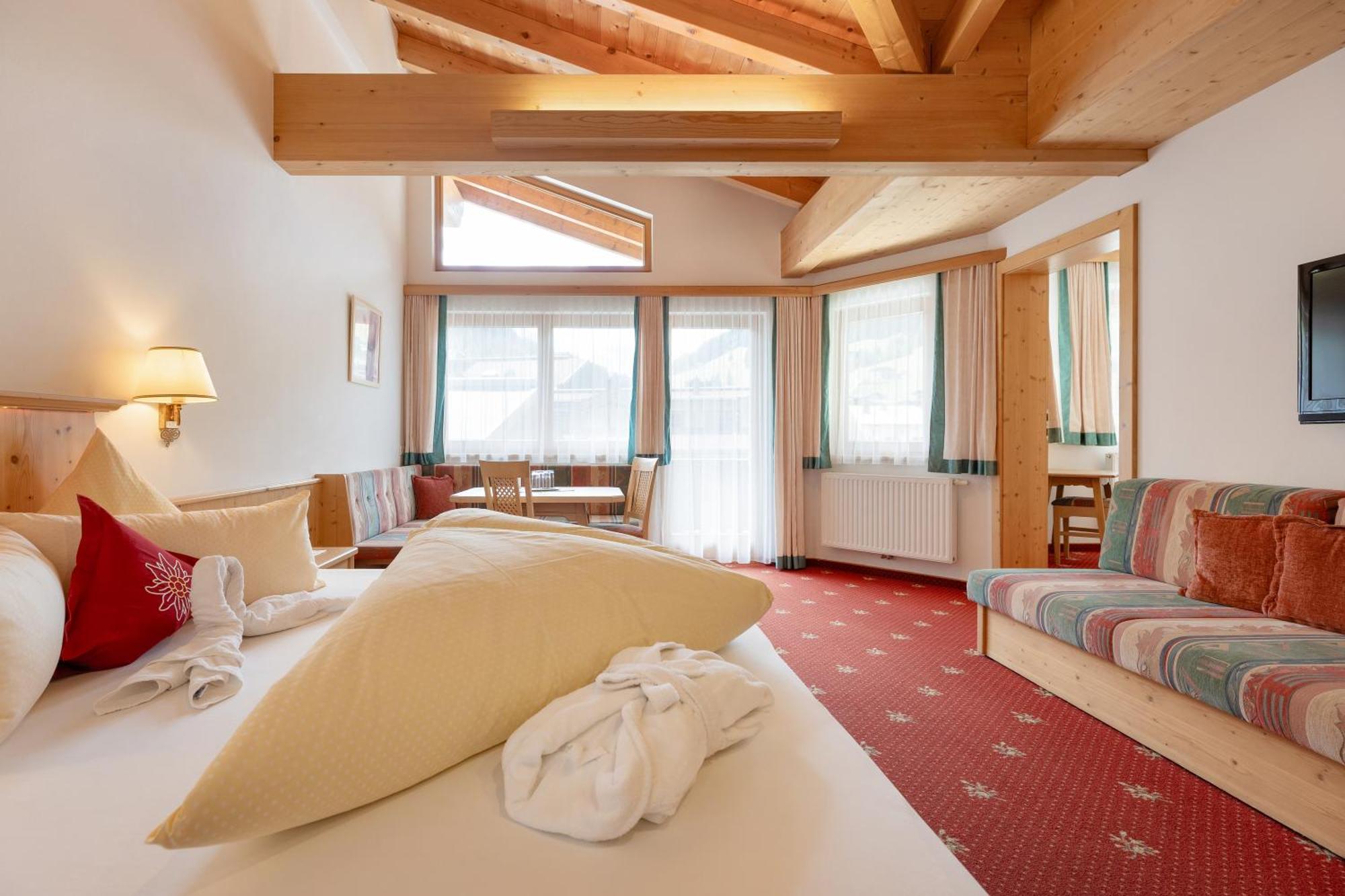 Hotel Pinzger トゥクス エクステリア 写真