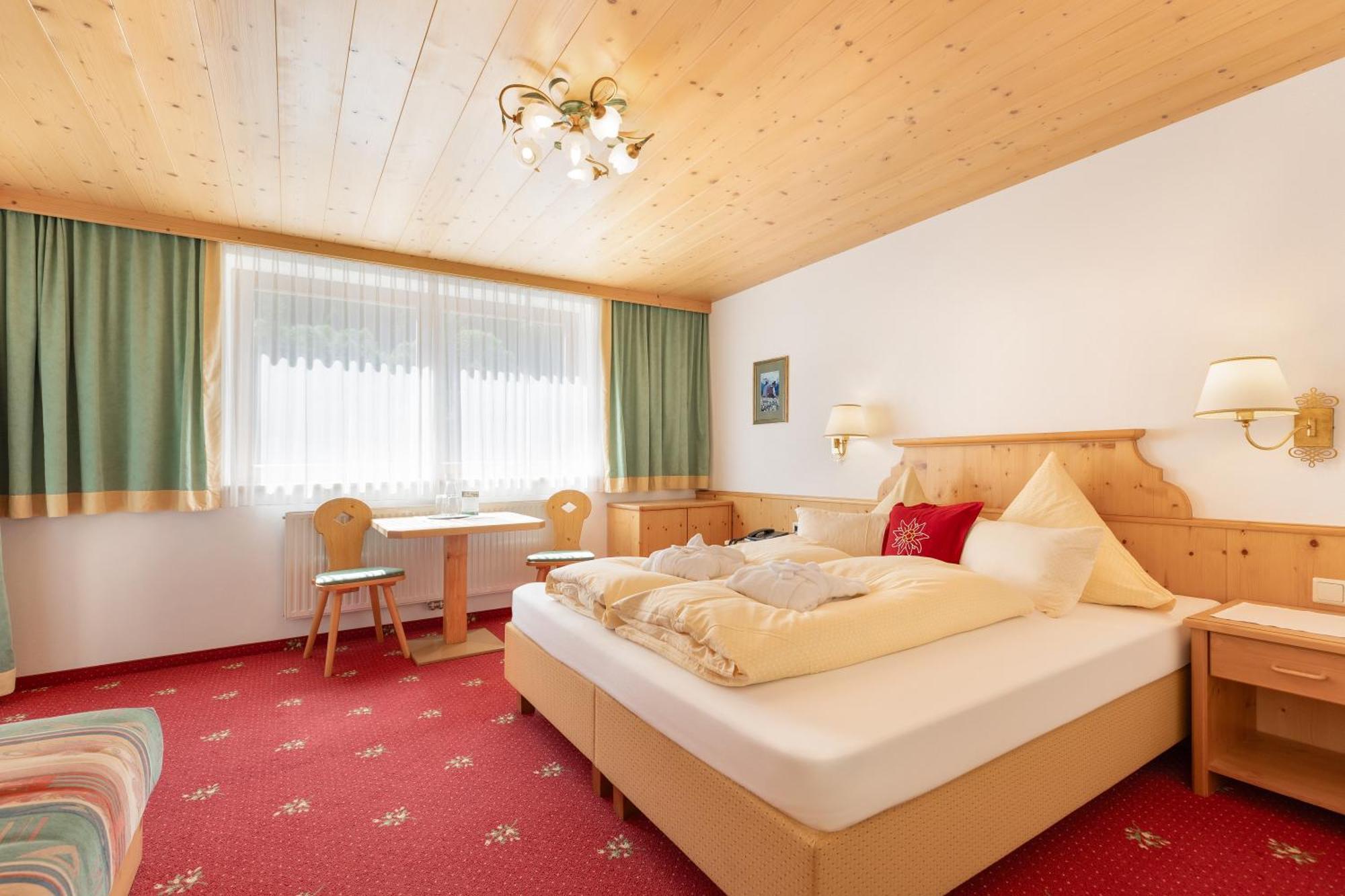 Hotel Pinzger トゥクス エクステリア 写真