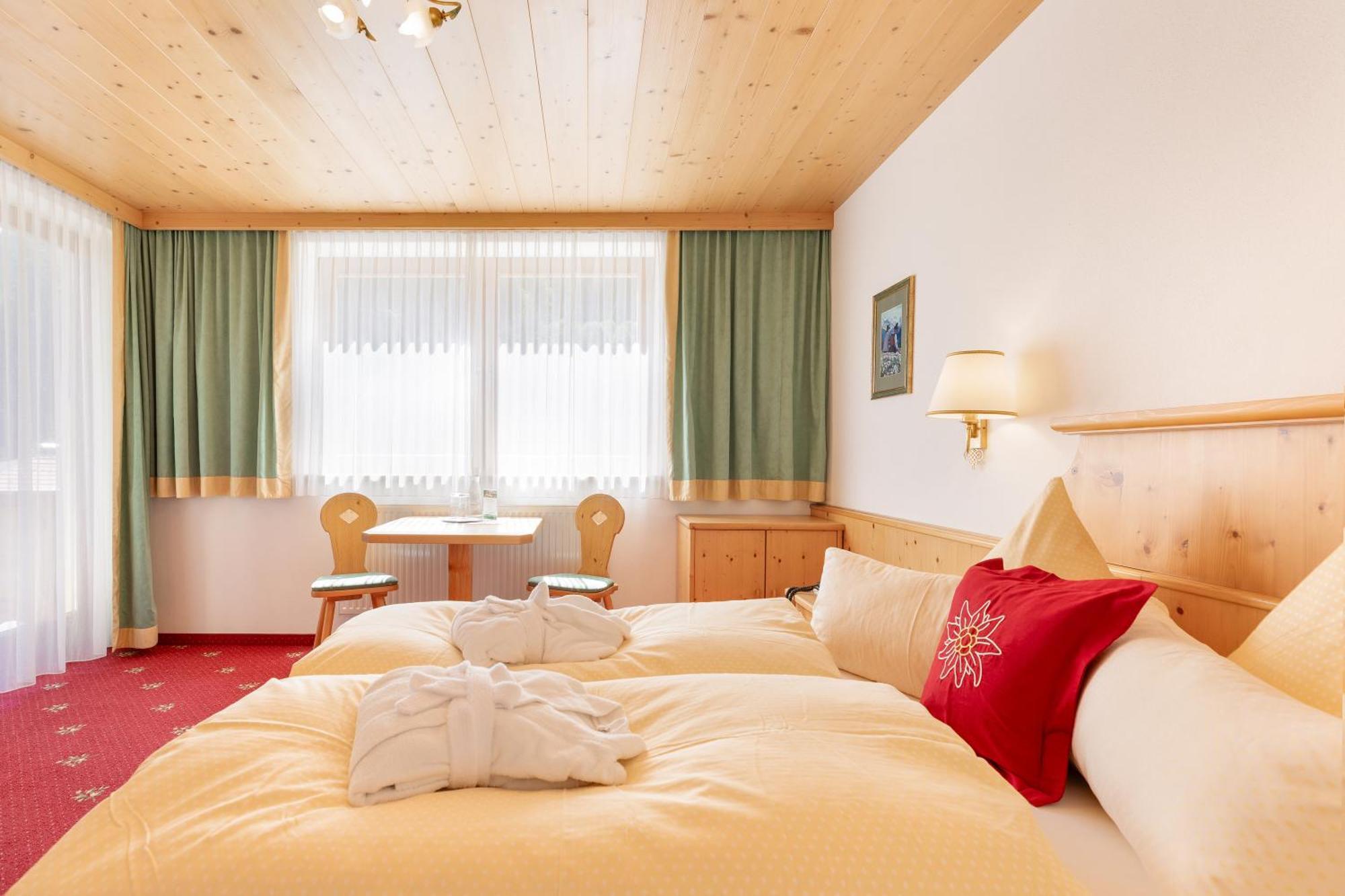 Hotel Pinzger トゥクス エクステリア 写真