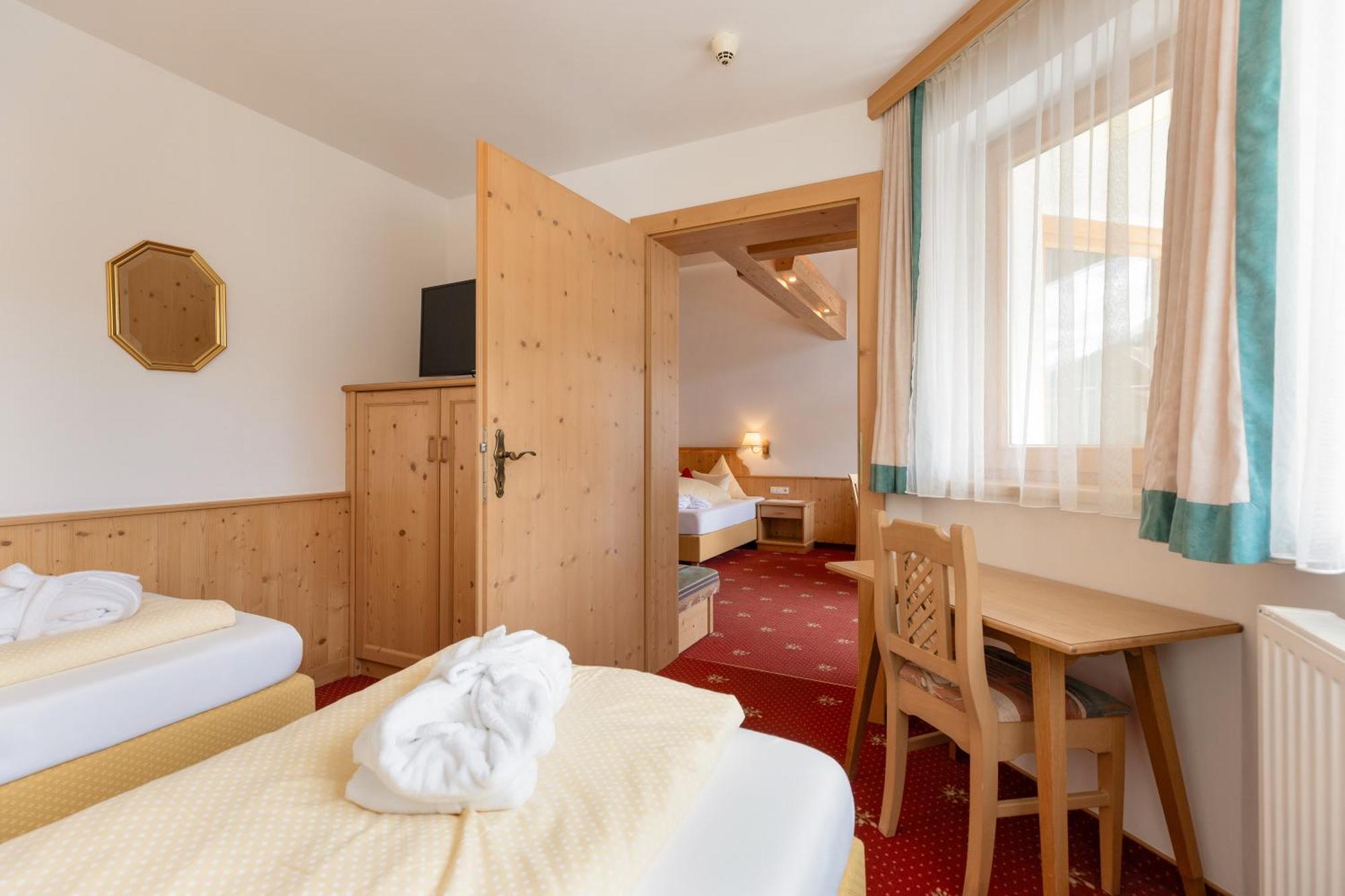 Hotel Pinzger トゥクス エクステリア 写真