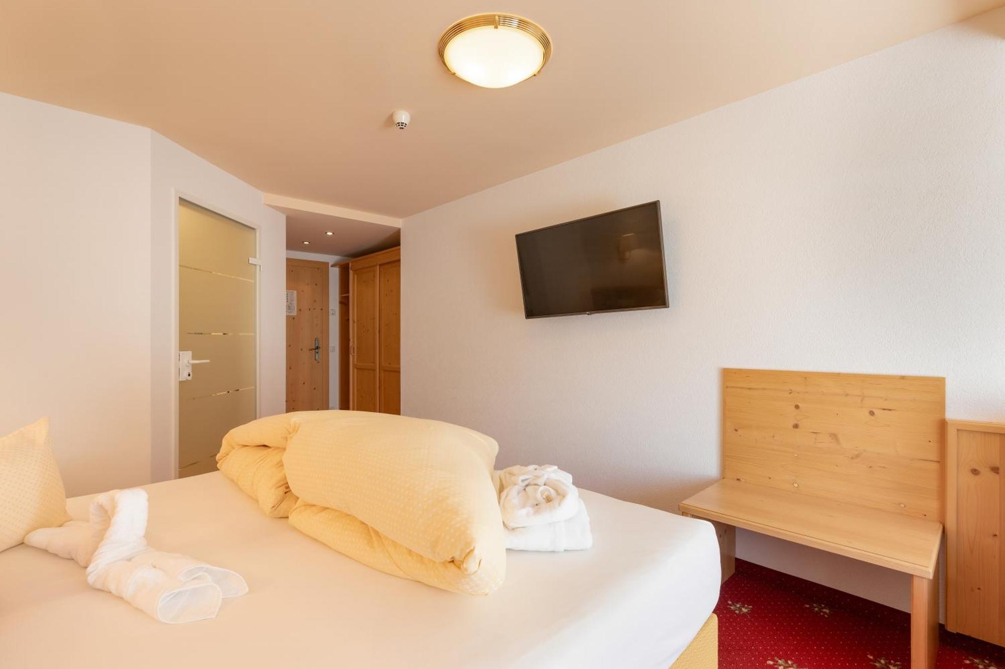 Hotel Pinzger トゥクス エクステリア 写真